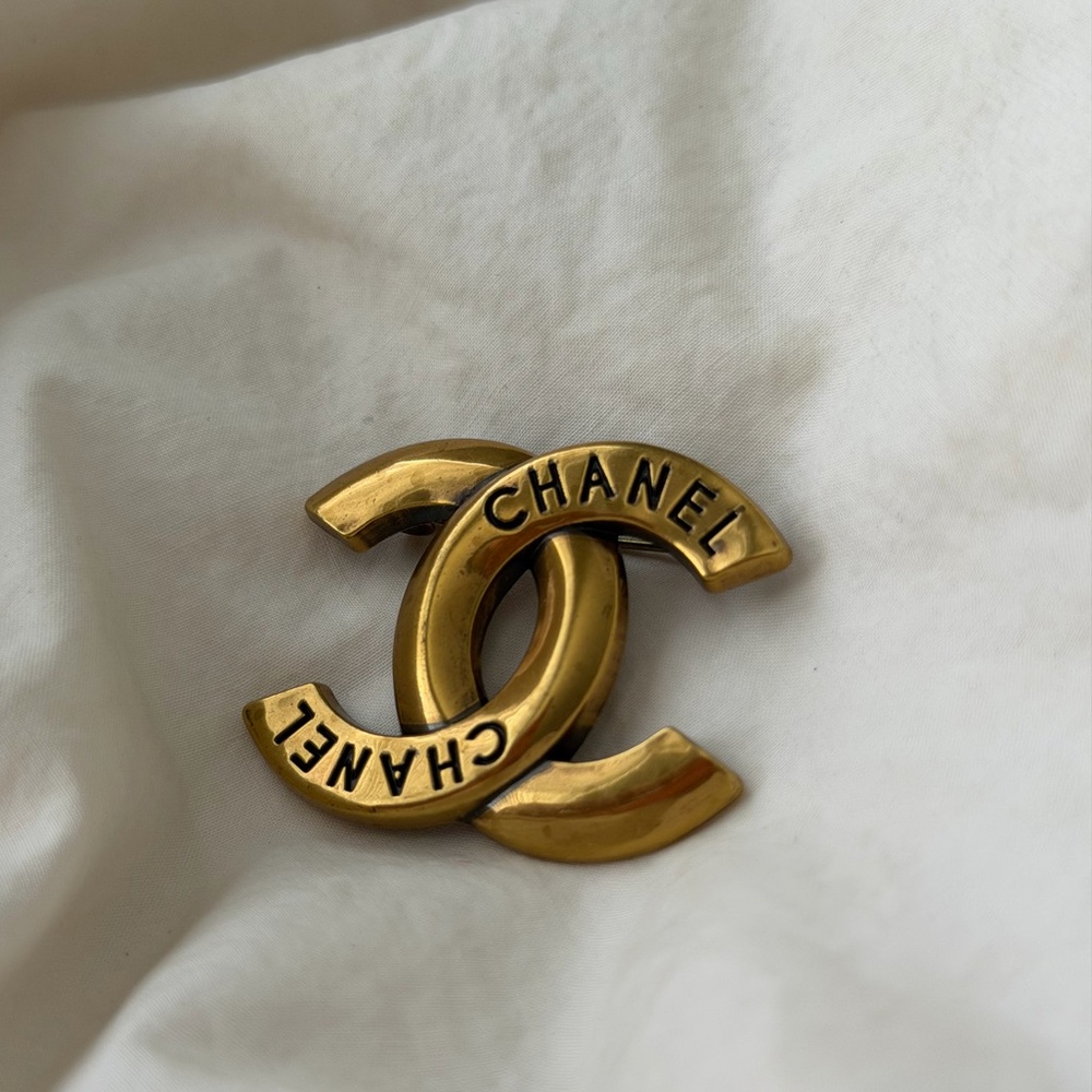 CHANEL Gold-Tone Embossed CC Logo Brooch - Picture 4 of 8